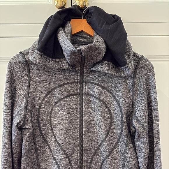 Lululemon Black /Gray Heathered Hooded Jacket—Great—Warm—Sports—Barely Worn—6 - Picture 2 of 7